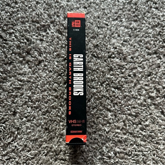 Vintage 1992 This is Garth Brooks Live Performance VHS Tape - Picture 3 of 4